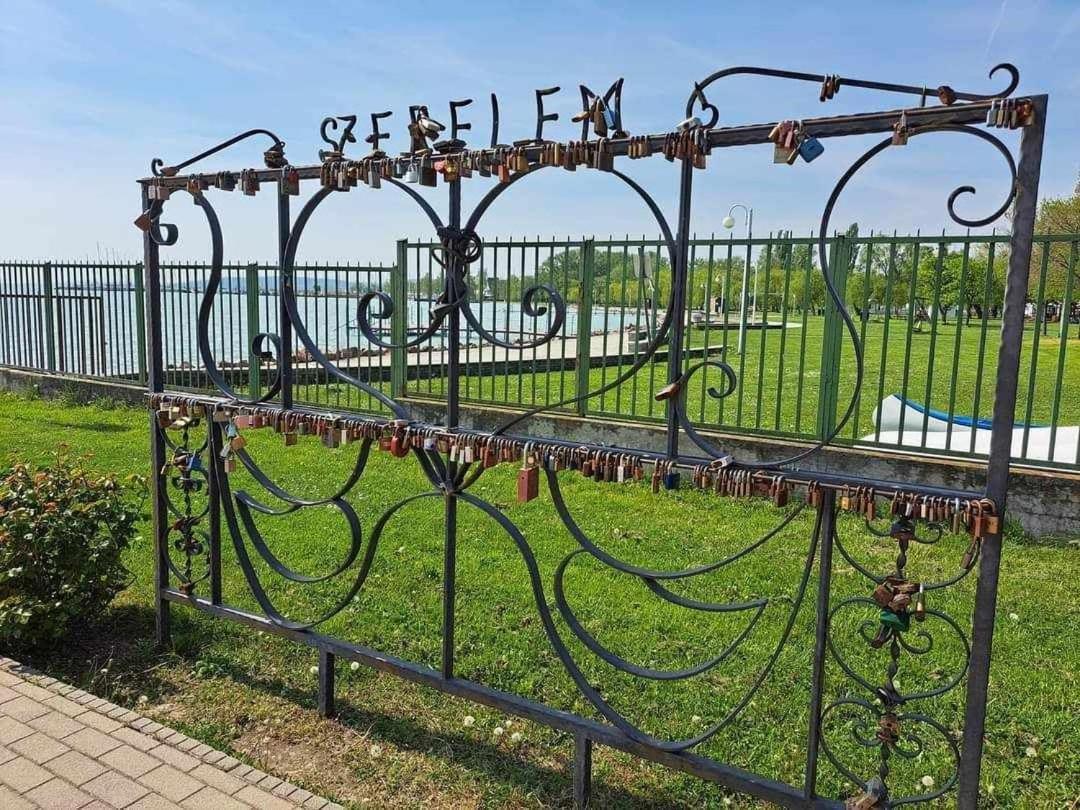 Sorompo Vendeghaz Hotel Balatonkenese Buitenkant foto