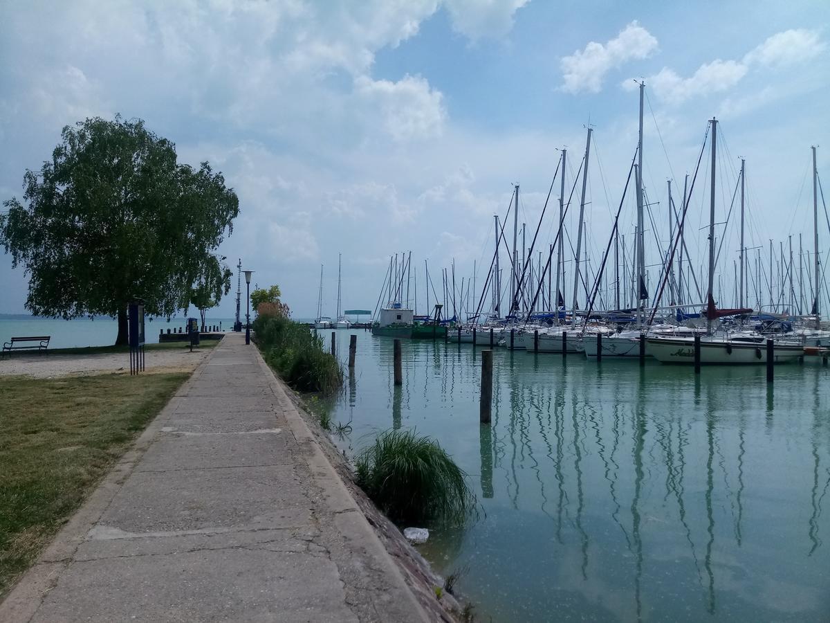 Sorompo Vendeghaz Hotel Balatonkenese Buitenkant foto